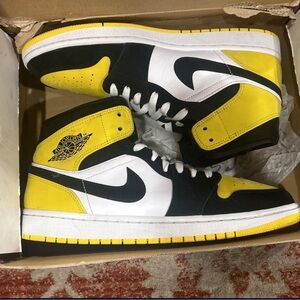 Jordan 1 Mid Yellow Toe SEs size 10.5